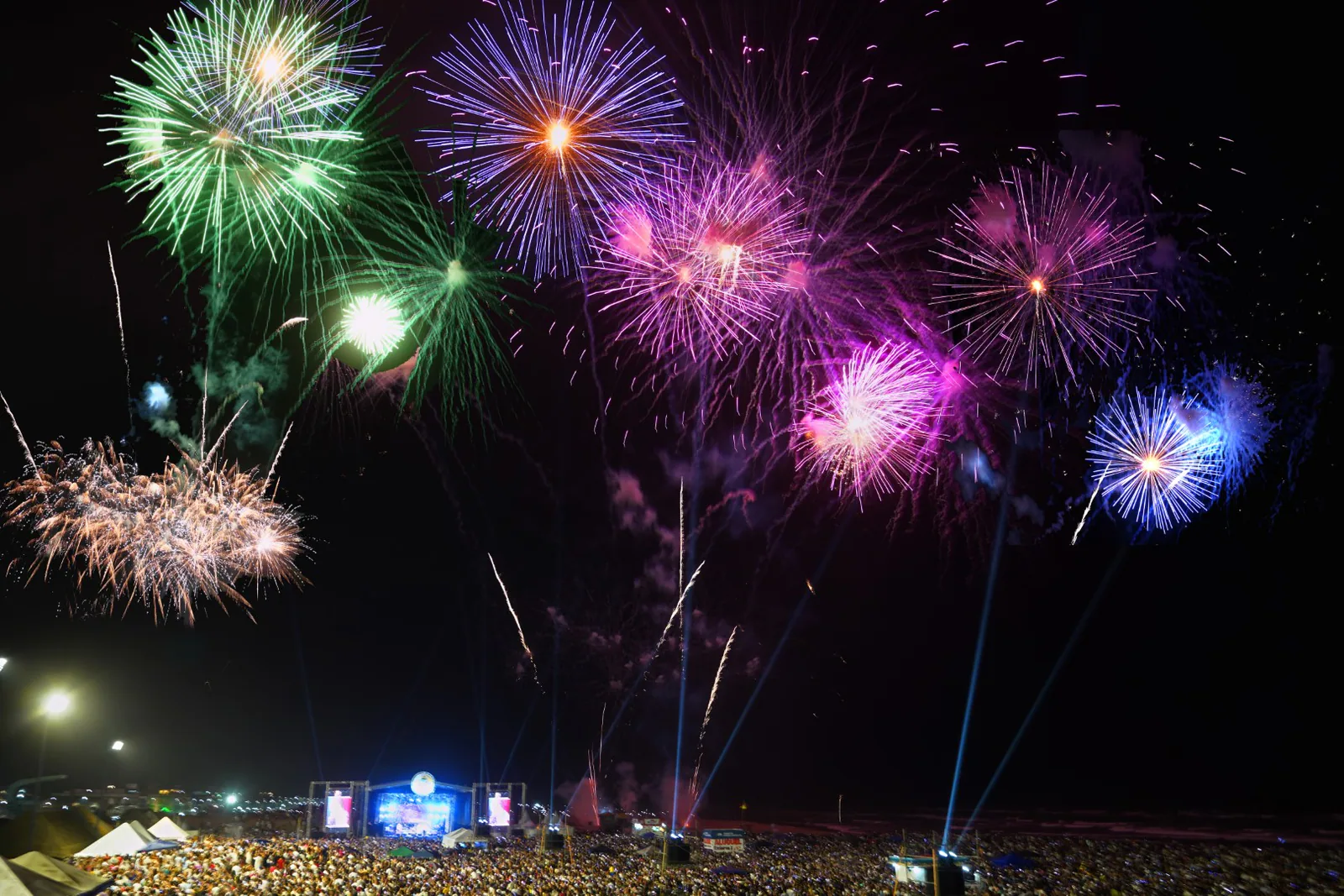 Fogos de artifício e público na orla durante um Réveillon em Torres