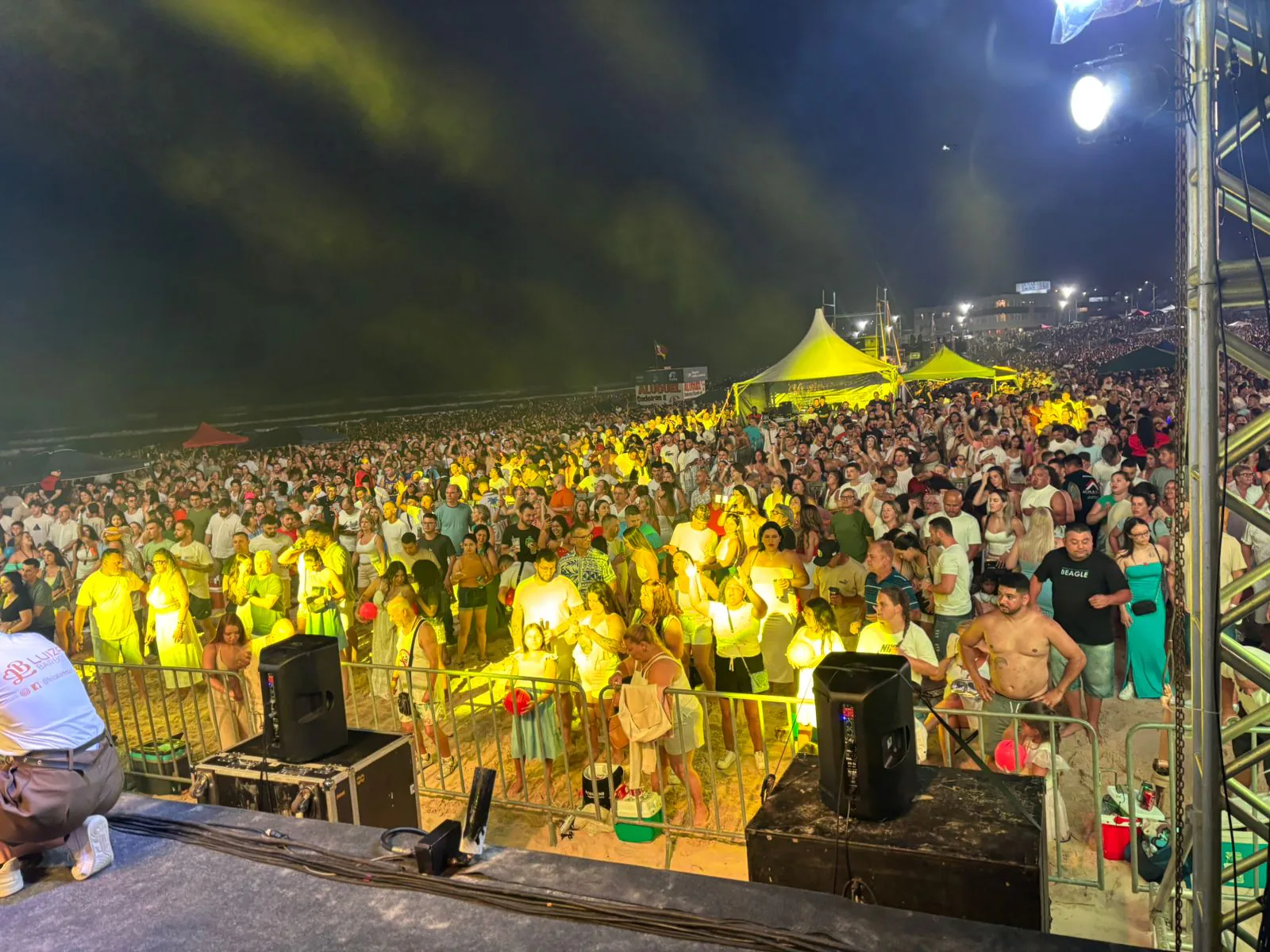 Público reunido na orla de Torres durante a festa de Réveillon
