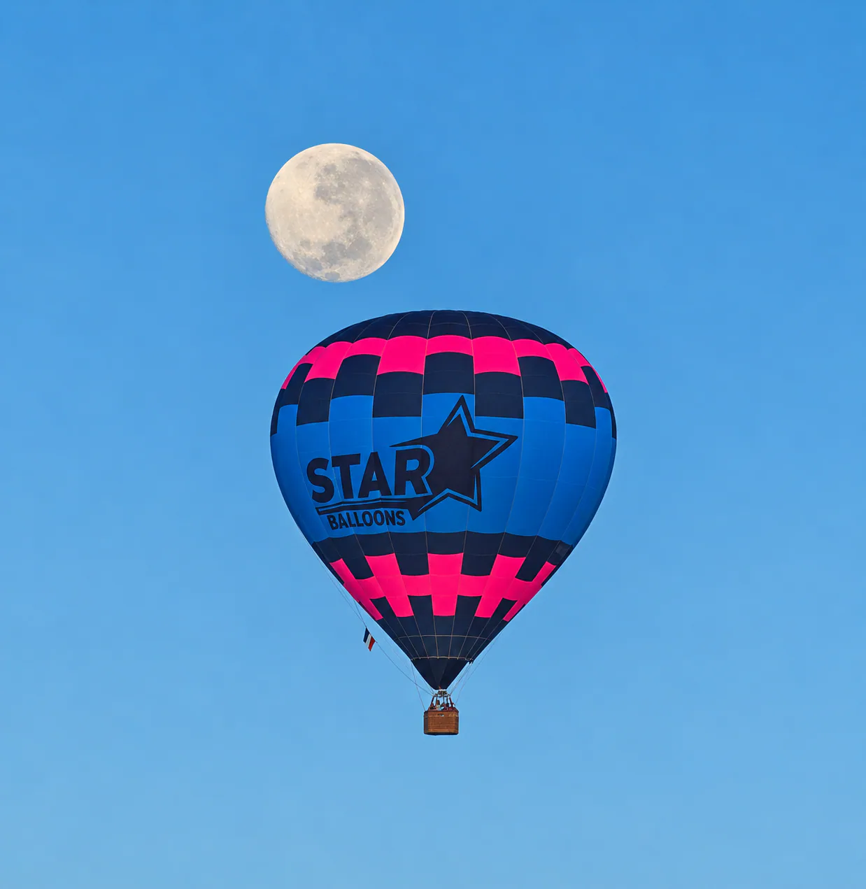 Balão azul, rosa e preto da Star Five Balloons com a lua ao fundo