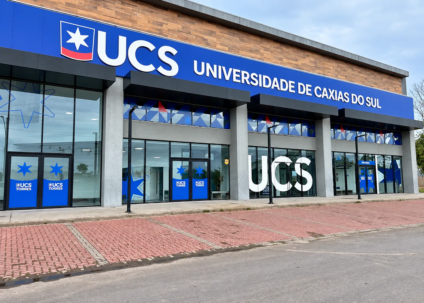 Fachada da UCS Torres, com painéis azuis e entradas envidraçadas