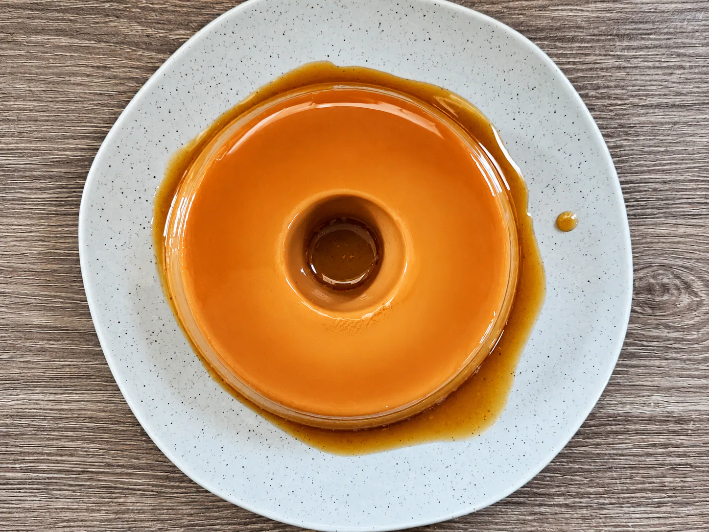 Pudim artesanal de doce de leite com calda.