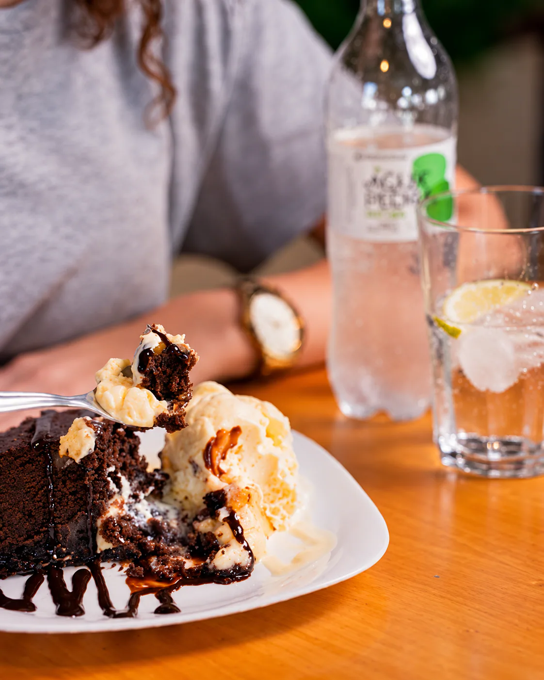 Brownie com sorvete e calda de chocolate