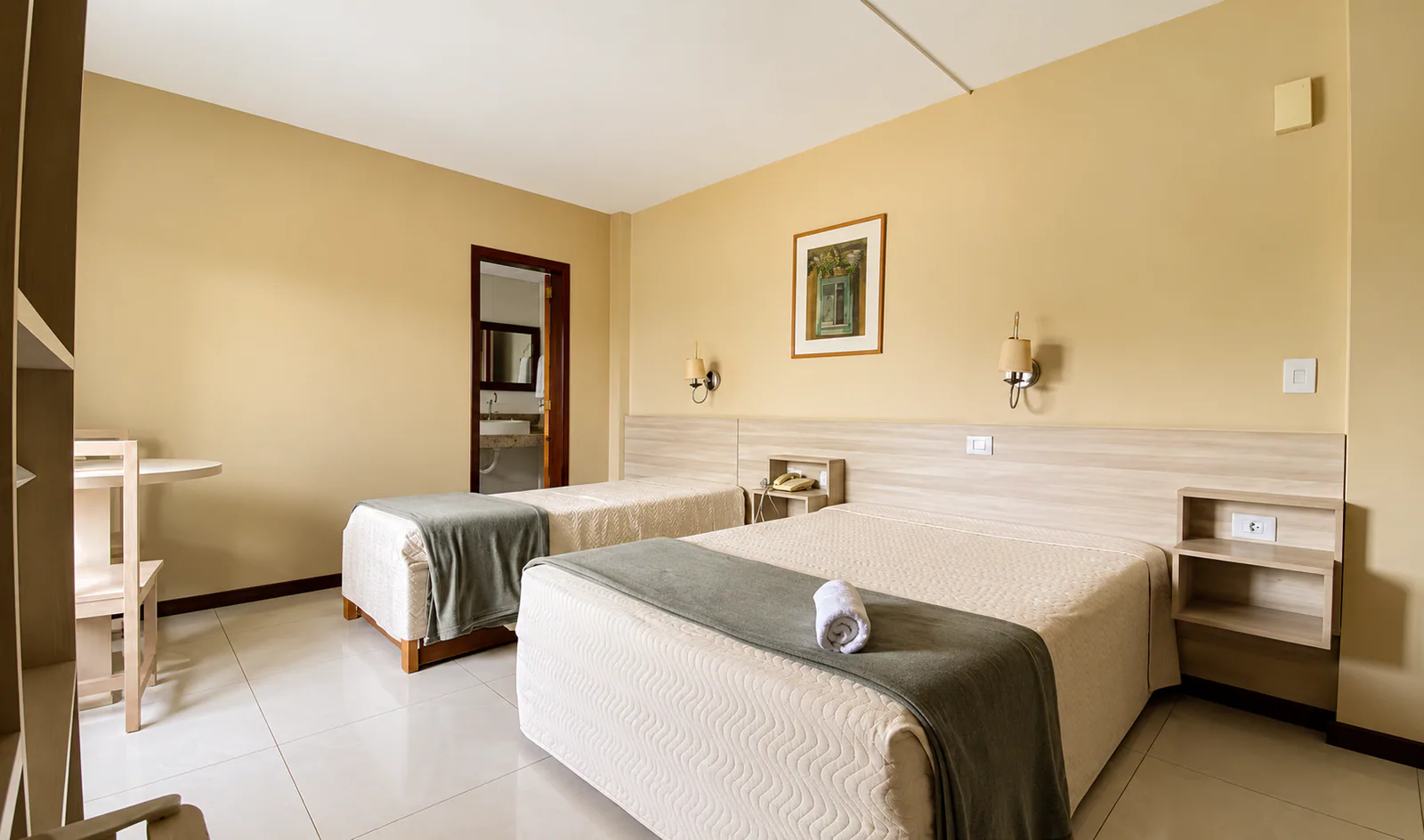 Habitación con cama doble y cama individual en Hotel Costa Dalpiaz