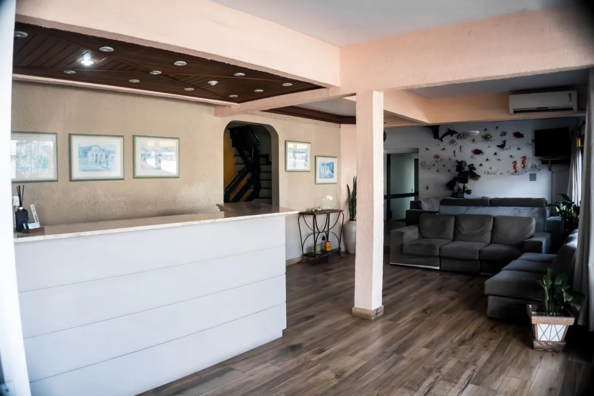 Recepción del Hotel Bauer con mostrador blanco y sala de estar