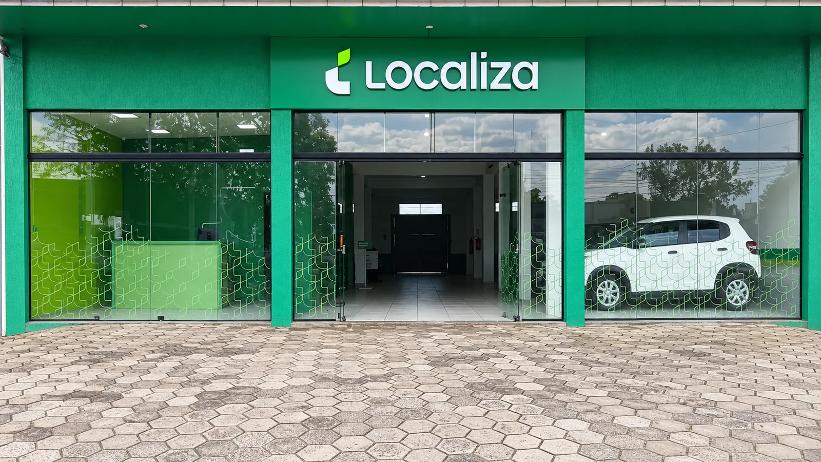Fachada da Localiza Torres, com entrada central e vitrines de vidro.