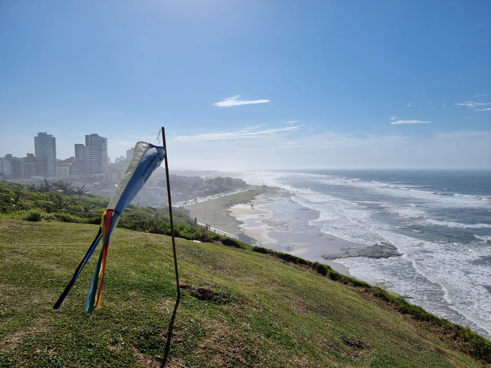 Biruta no Morro do Farol, com vista para a Prainha e o mar