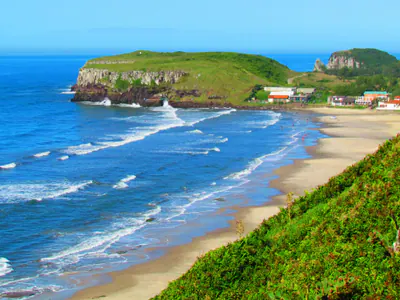 Praia de cenário protegido entre morros, ligada à história dos antigos fornos de cal mineral.
