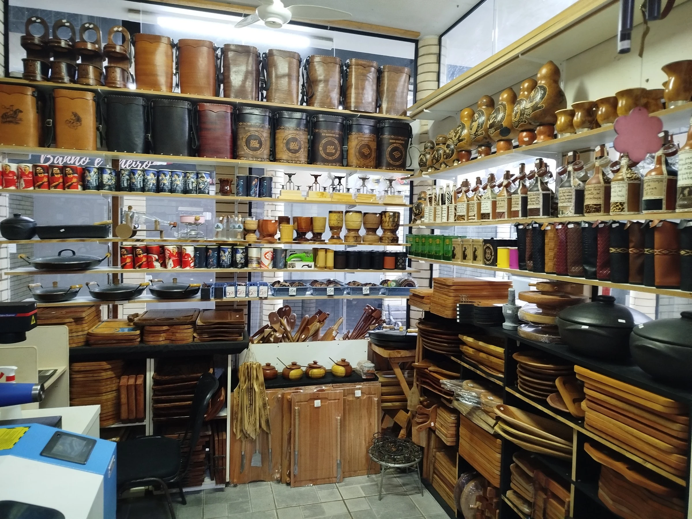 Tábuas para churrasco, utensílios e artigos regionais