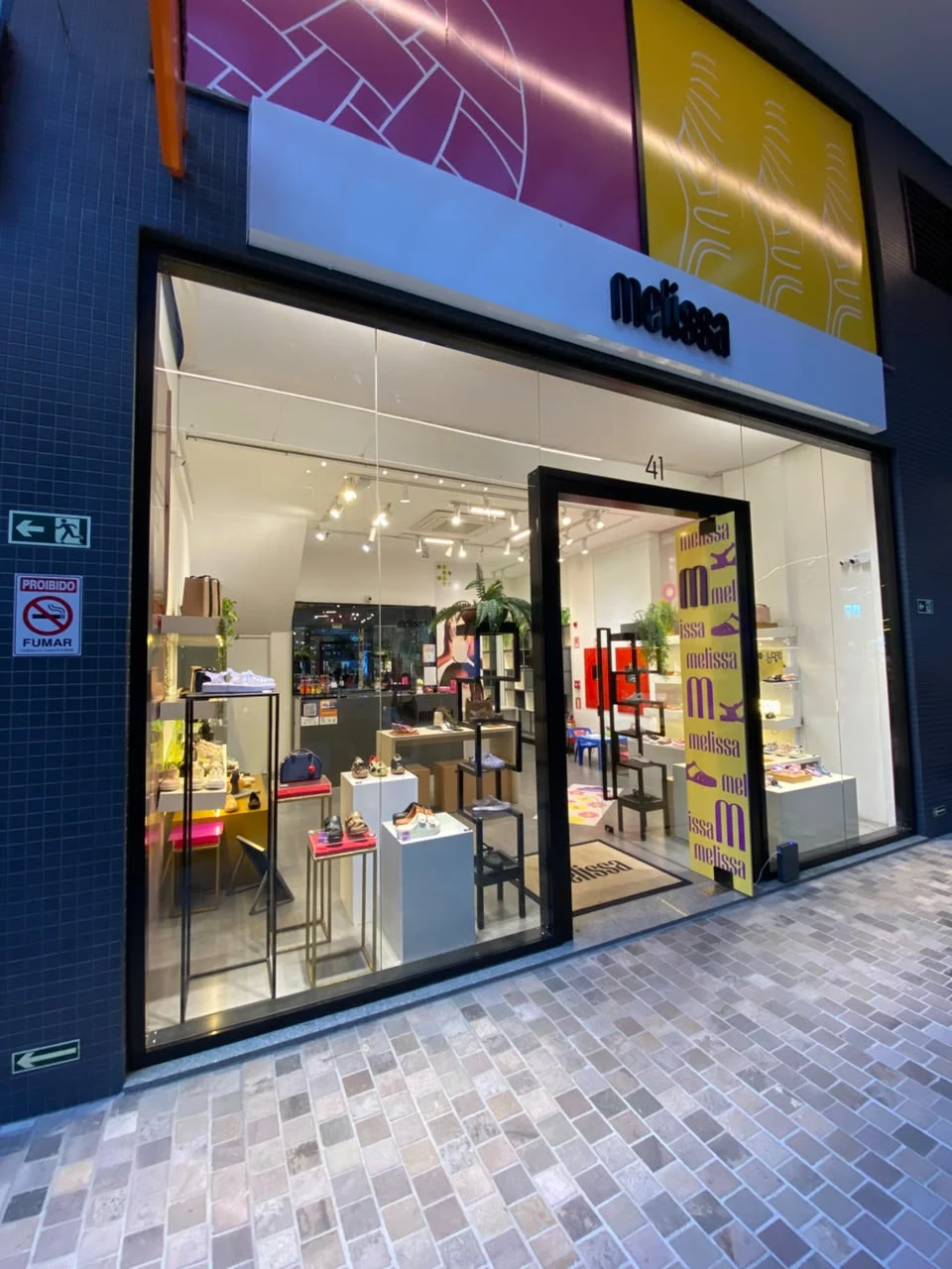 Fachada com logo Melissa, vitrine de calçados e entrada da loja