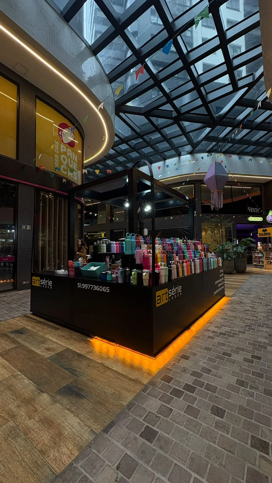 Art Série Laser kiosk with products for personalization
