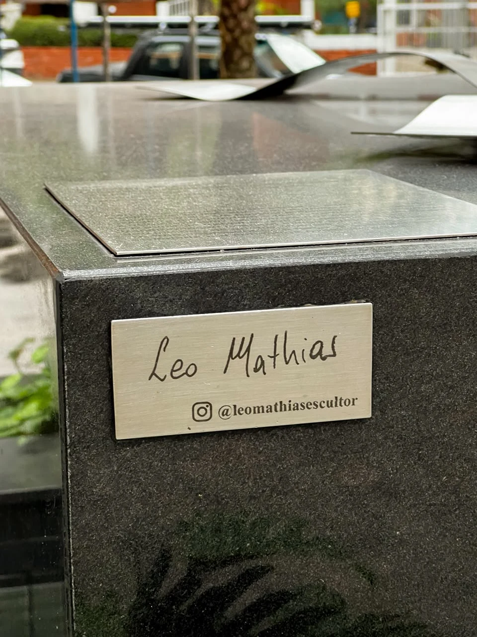 Detalle de la placa que identifica al escultor Leo Mathias en la obra Munca.